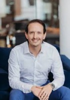 Agent Mauricio Londono (Ph: +15612559176)